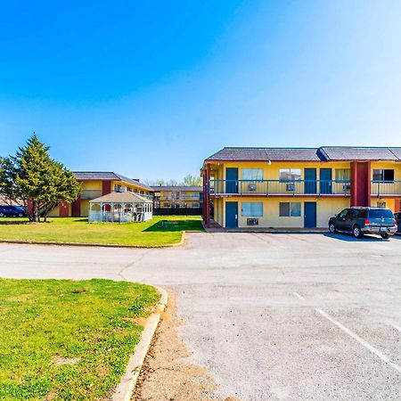 Castle Inn & Suites By Oyo Chickasha Exterior photo