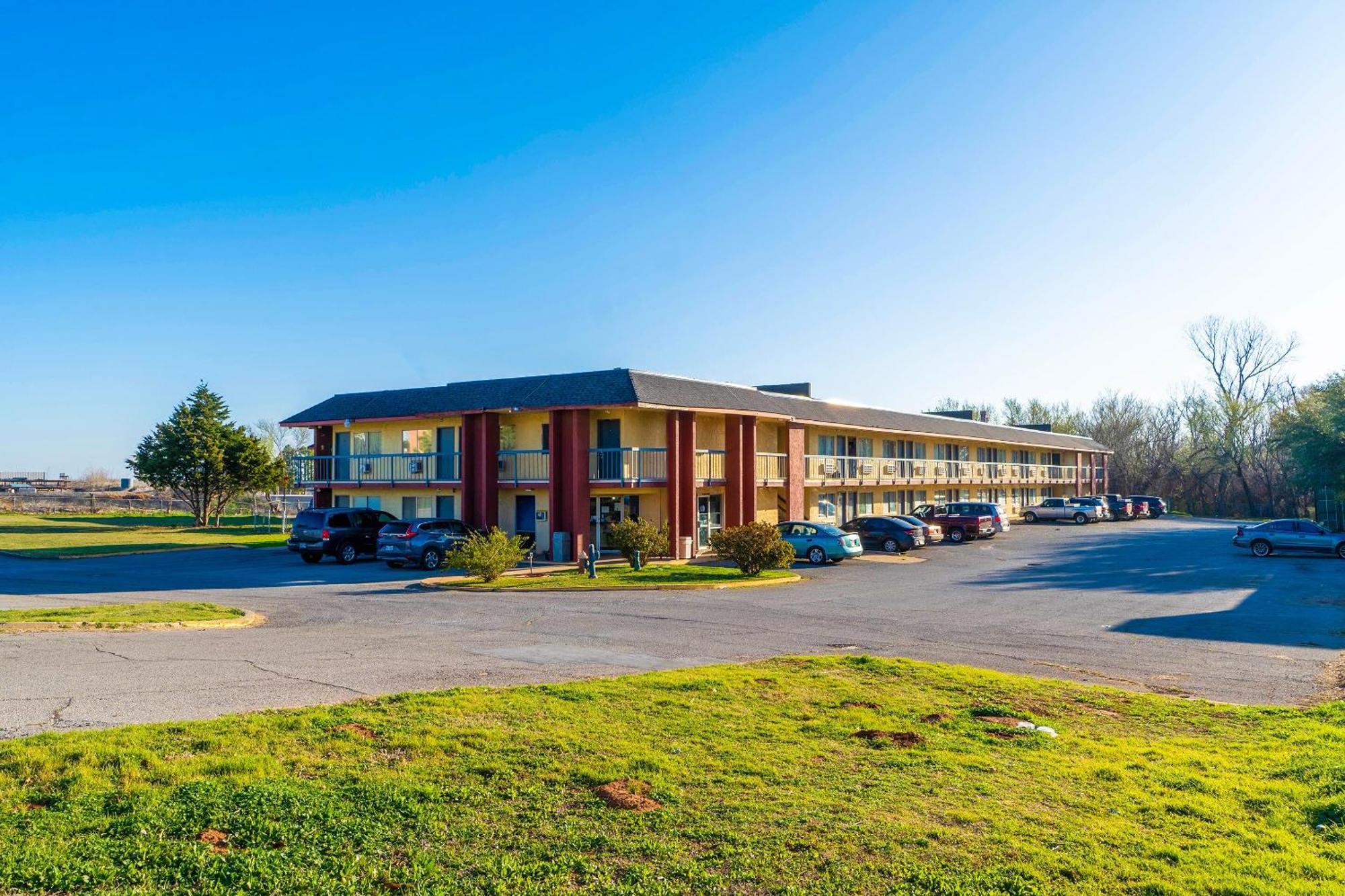 Castle Inn & Suites By Oyo Chickasha Exterior photo