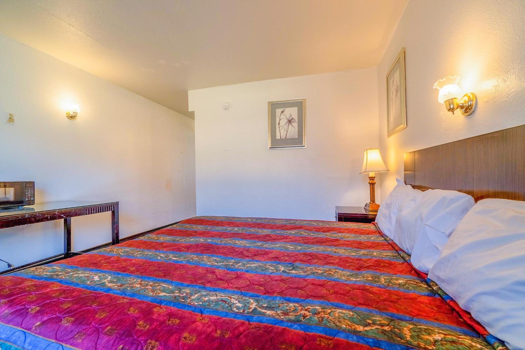Castle Inn & Suites By Oyo Chickasha Exterior photo