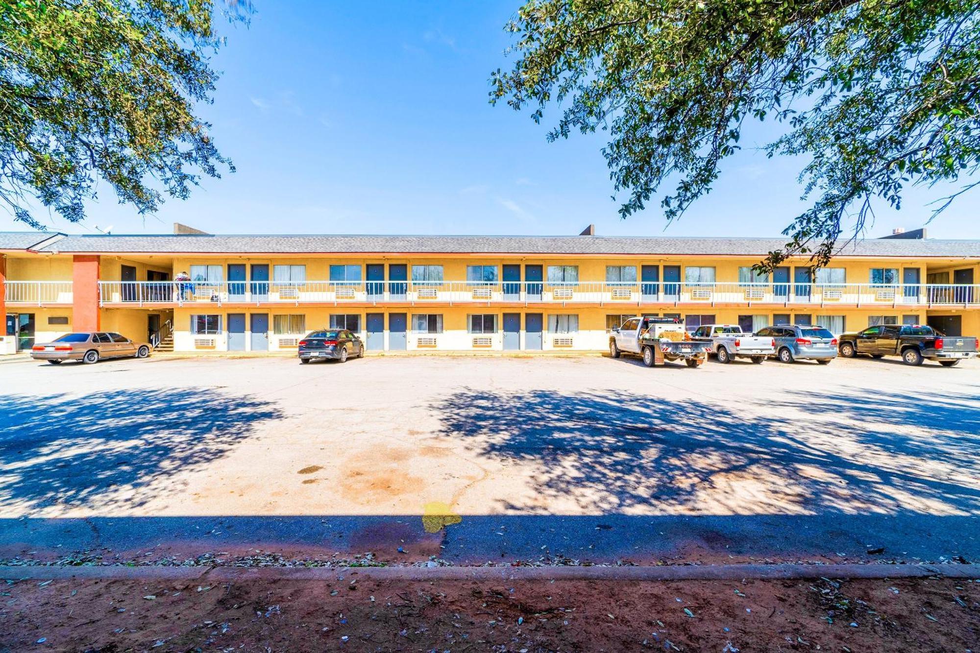 Castle Inn & Suites By Oyo Chickasha Exterior photo