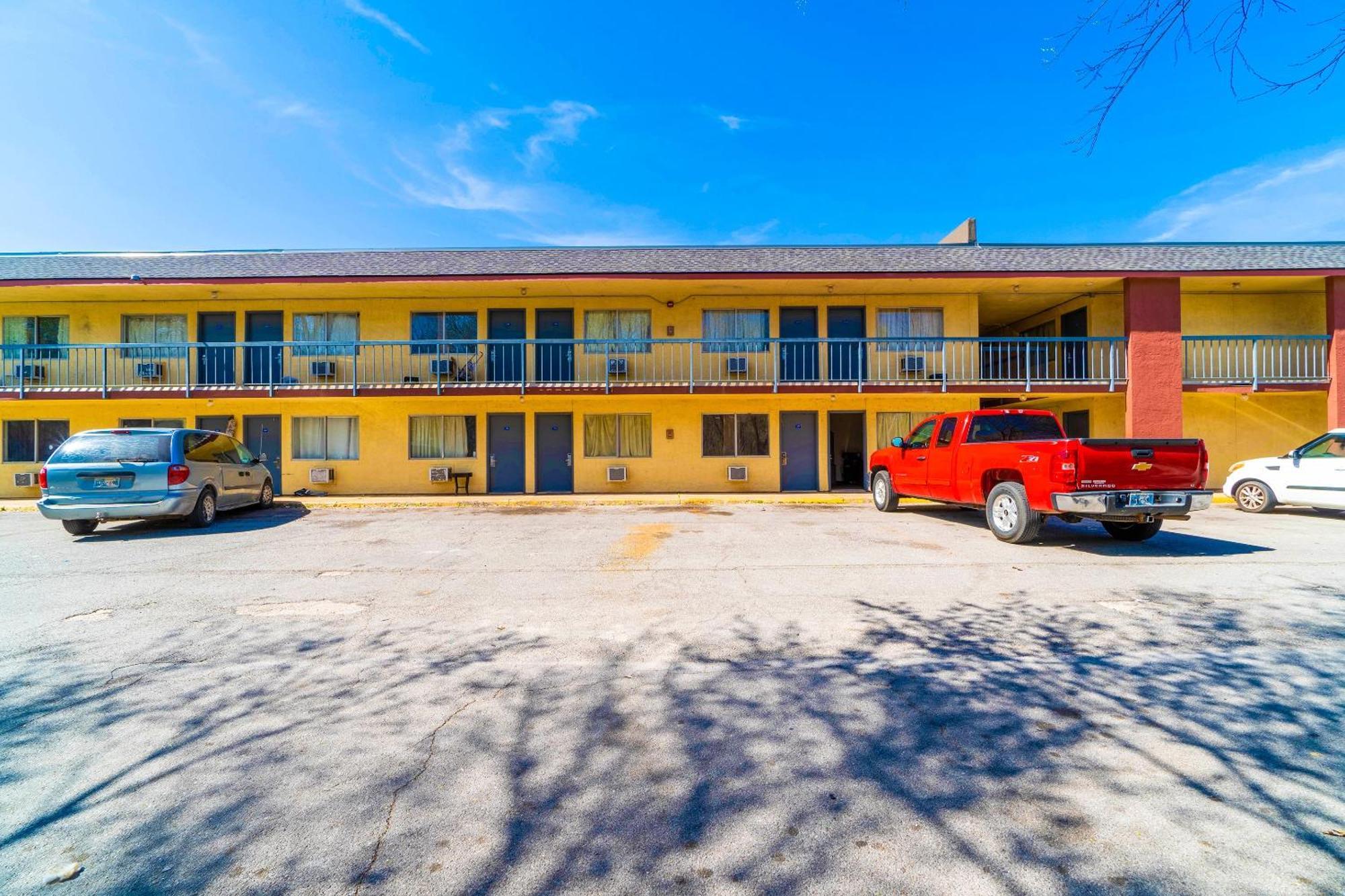Castle Inn & Suites By Oyo Chickasha Exterior photo