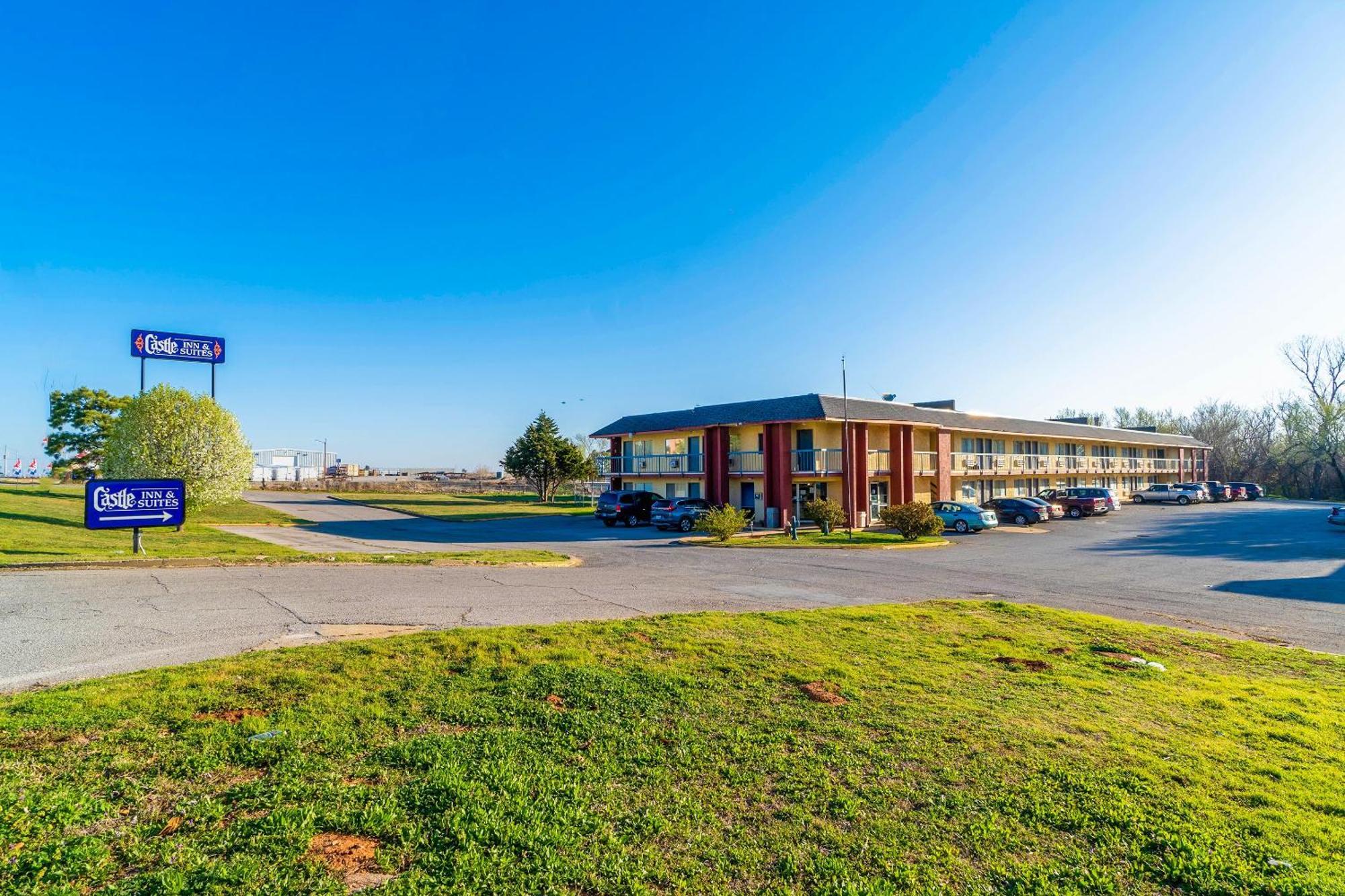 Castle Inn & Suites By Oyo Chickasha Exterior photo