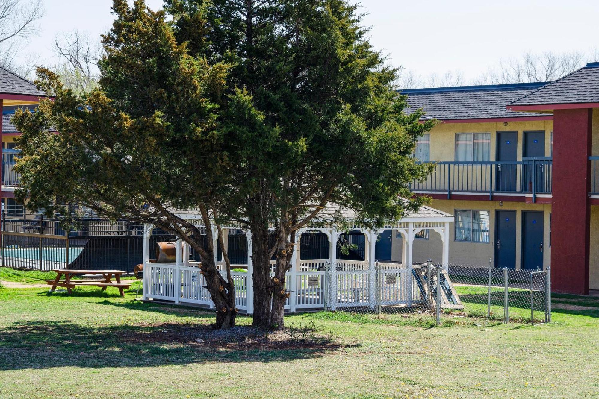 Castle Inn & Suites By Oyo Chickasha Exterior photo