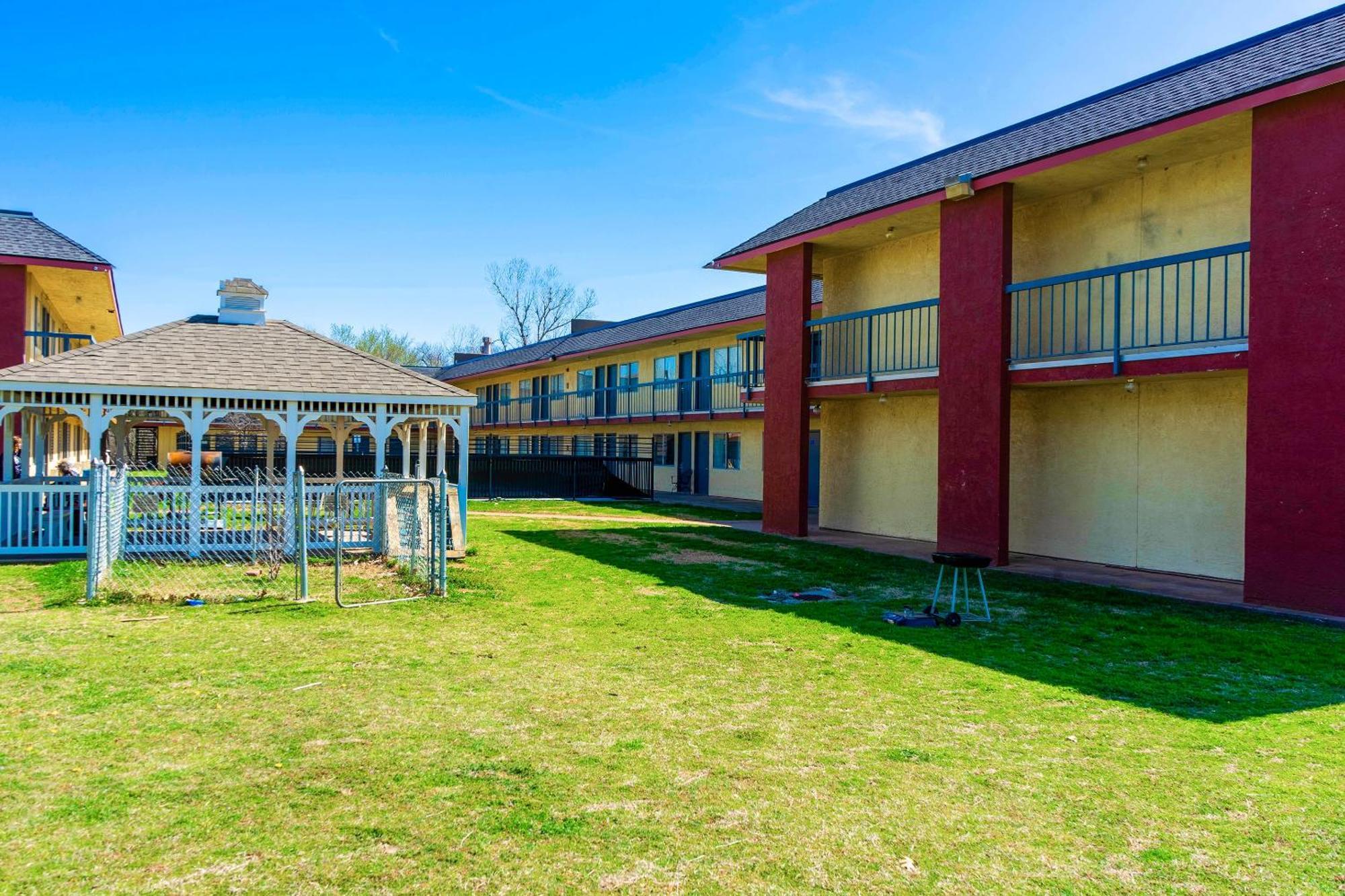 Castle Inn & Suites By Oyo Chickasha Exterior photo