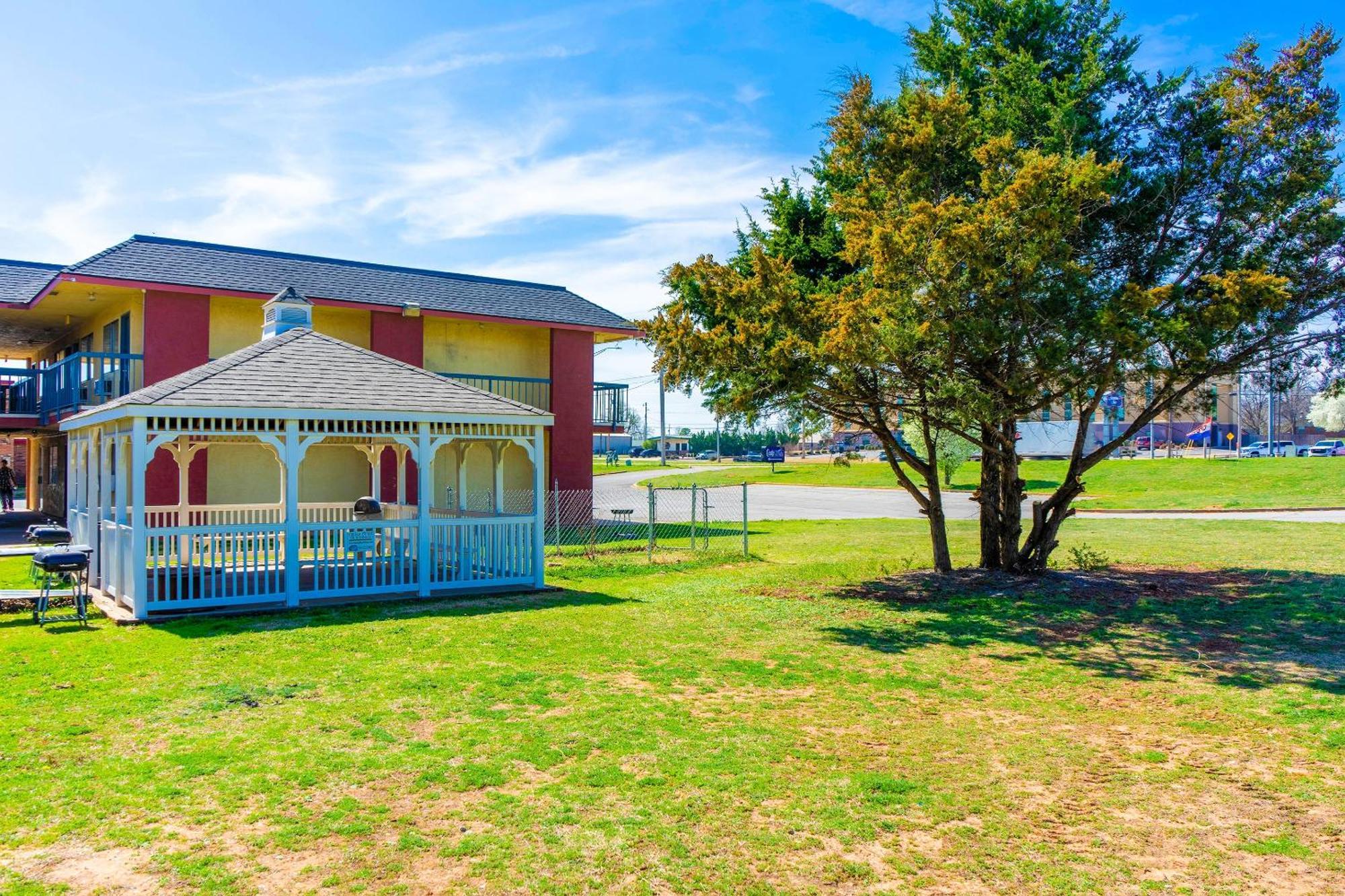 Castle Inn & Suites By Oyo Chickasha Exterior photo
