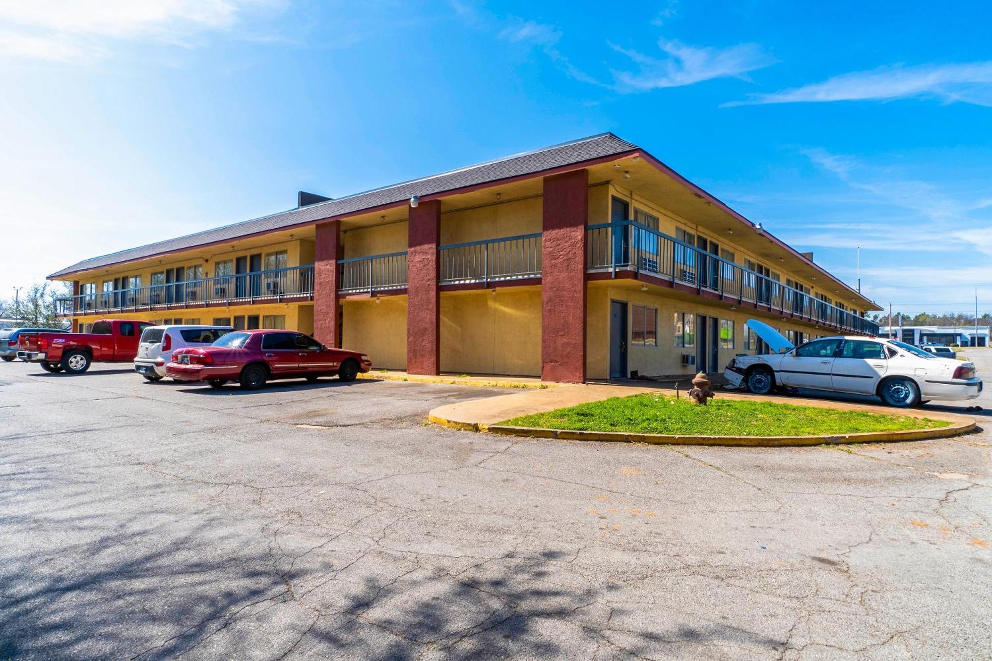 Castle Inn & Suites By Oyo Chickasha Exterior photo
