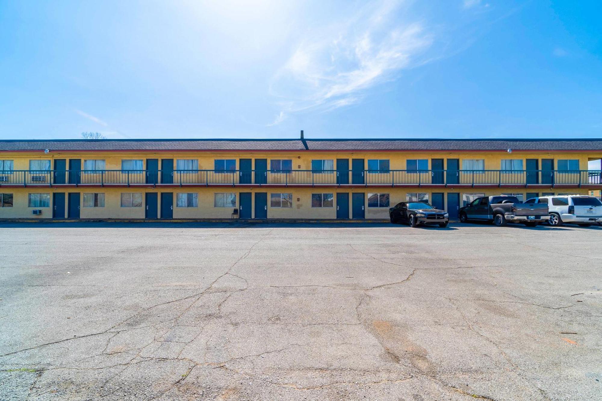 Castle Inn & Suites By Oyo Chickasha Exterior photo