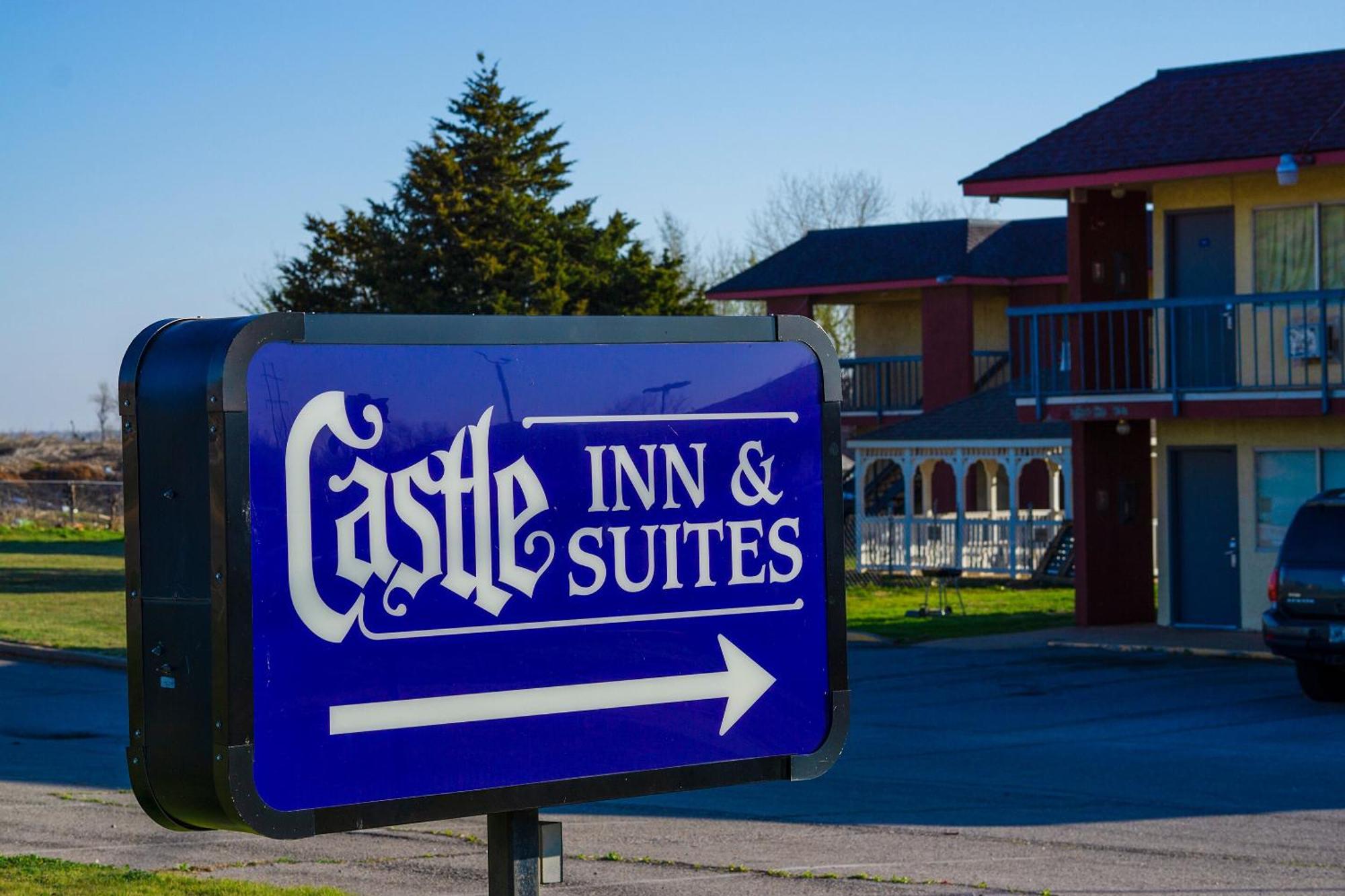 Castle Inn & Suites By Oyo Chickasha Exterior photo
