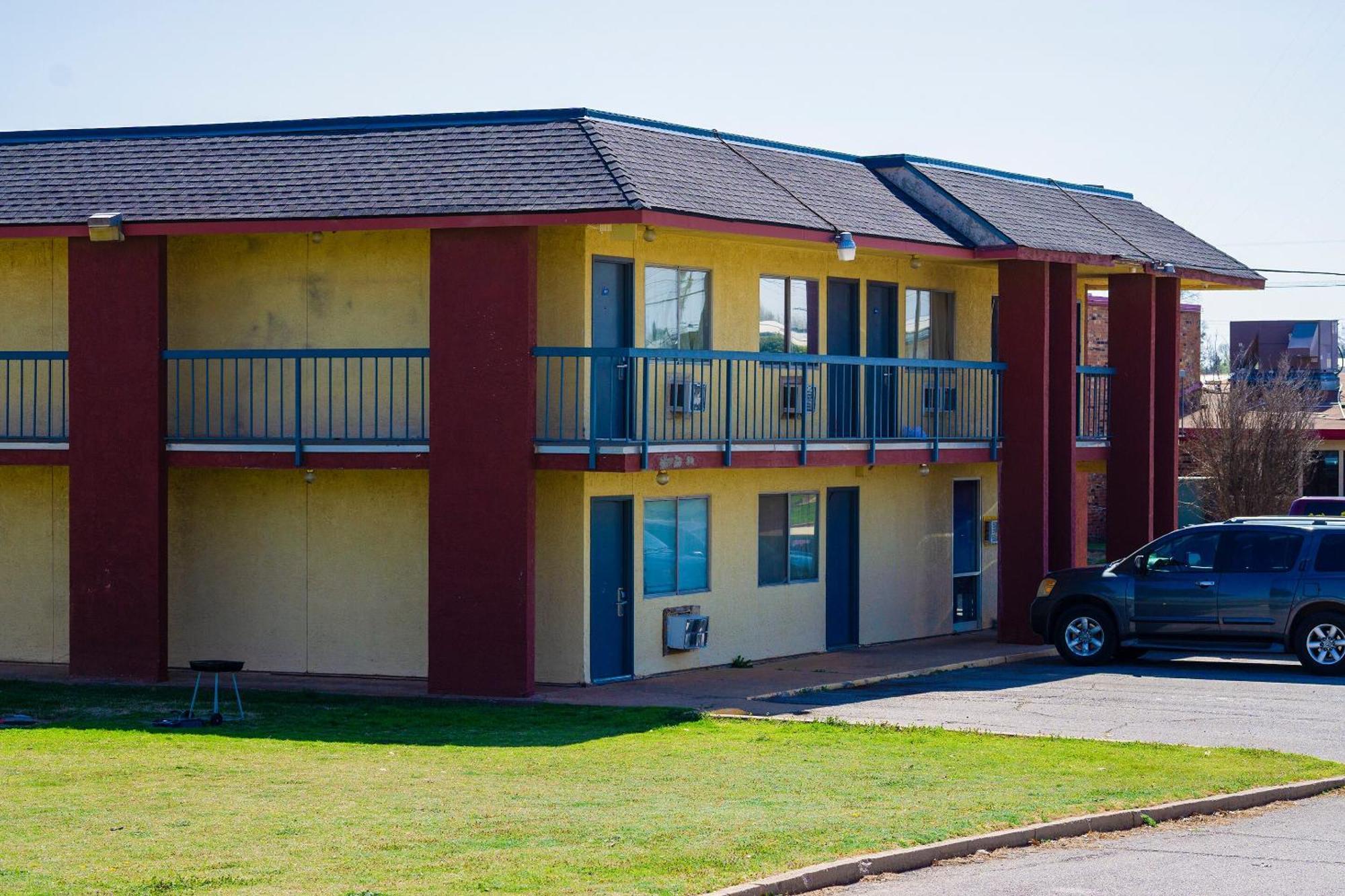Castle Inn & Suites By Oyo Chickasha Exterior photo