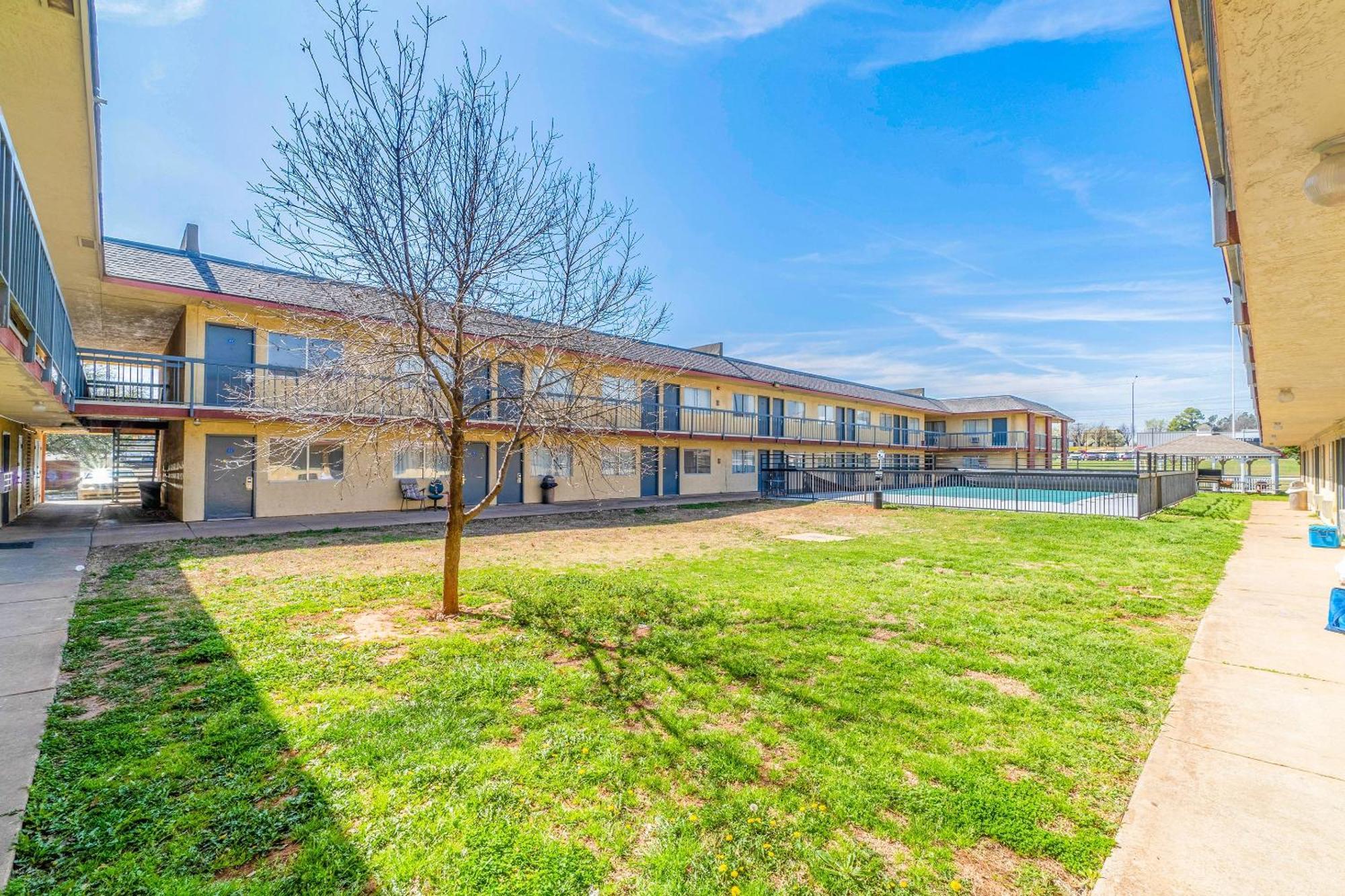 Castle Inn & Suites By Oyo Chickasha Exterior photo