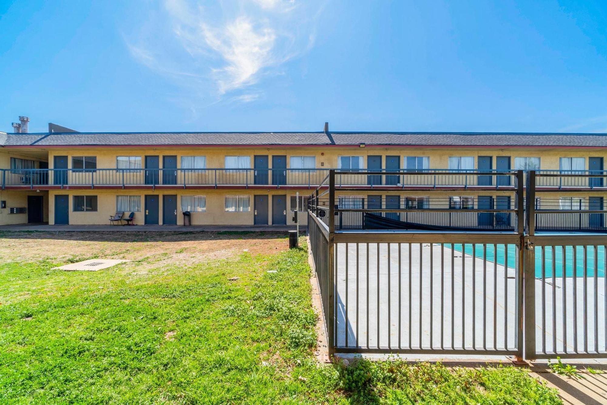 Castle Inn & Suites By Oyo Chickasha Exterior photo