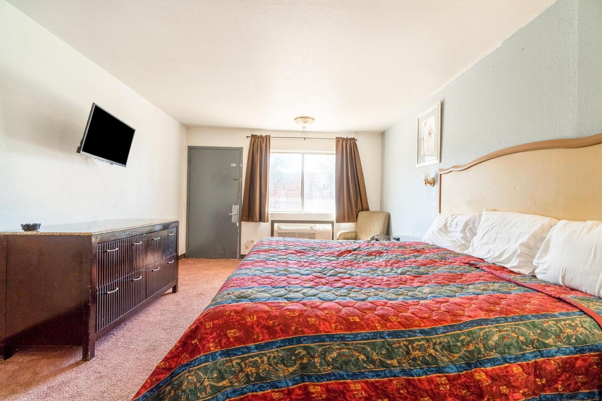 Castle Inn & Suites By Oyo Chickasha Exterior photo