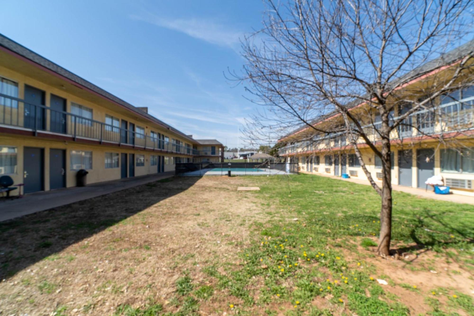Castle Inn & Suites By Oyo Chickasha Exterior photo