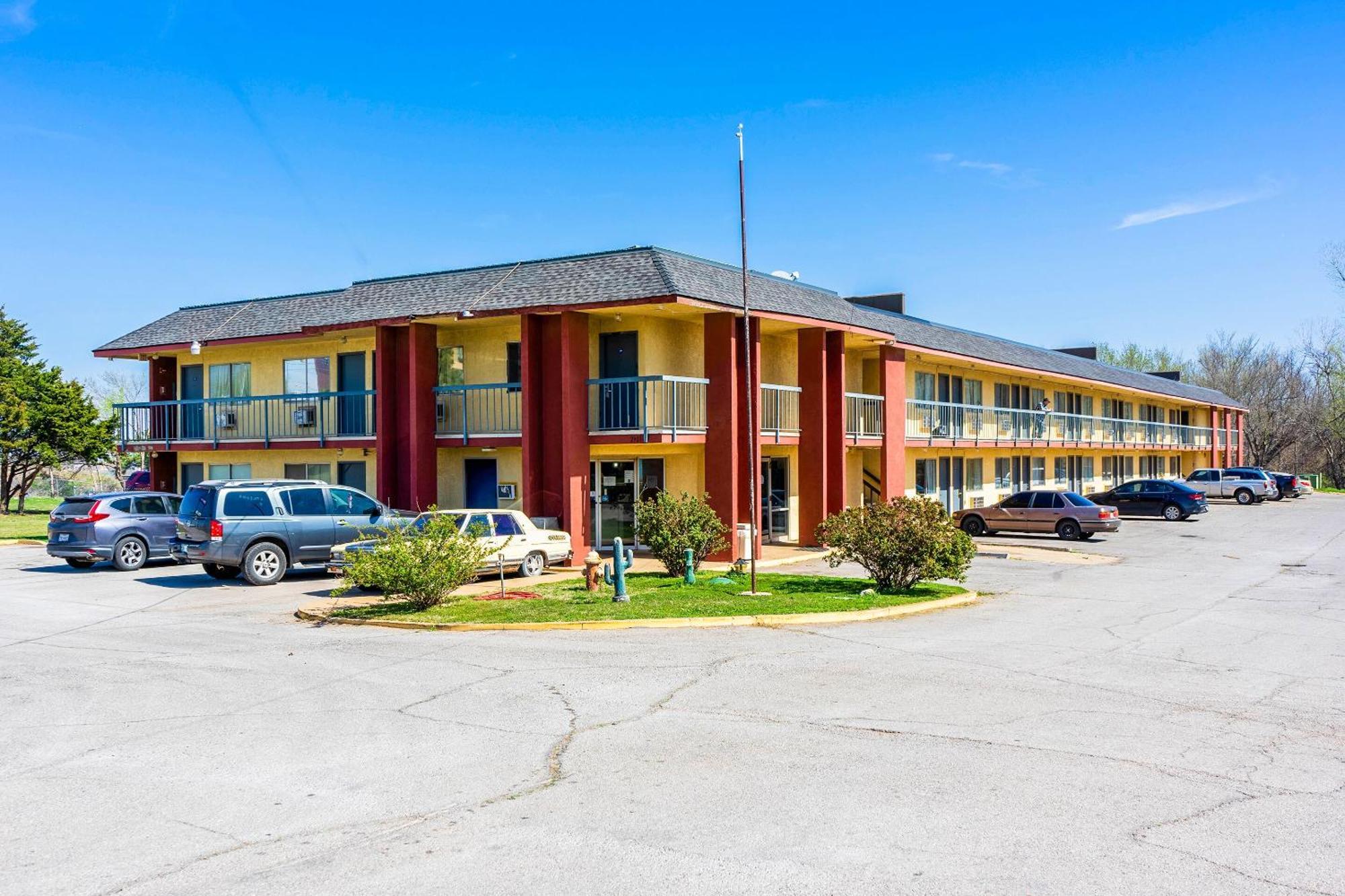 Castle Inn & Suites By Oyo Chickasha Exterior photo