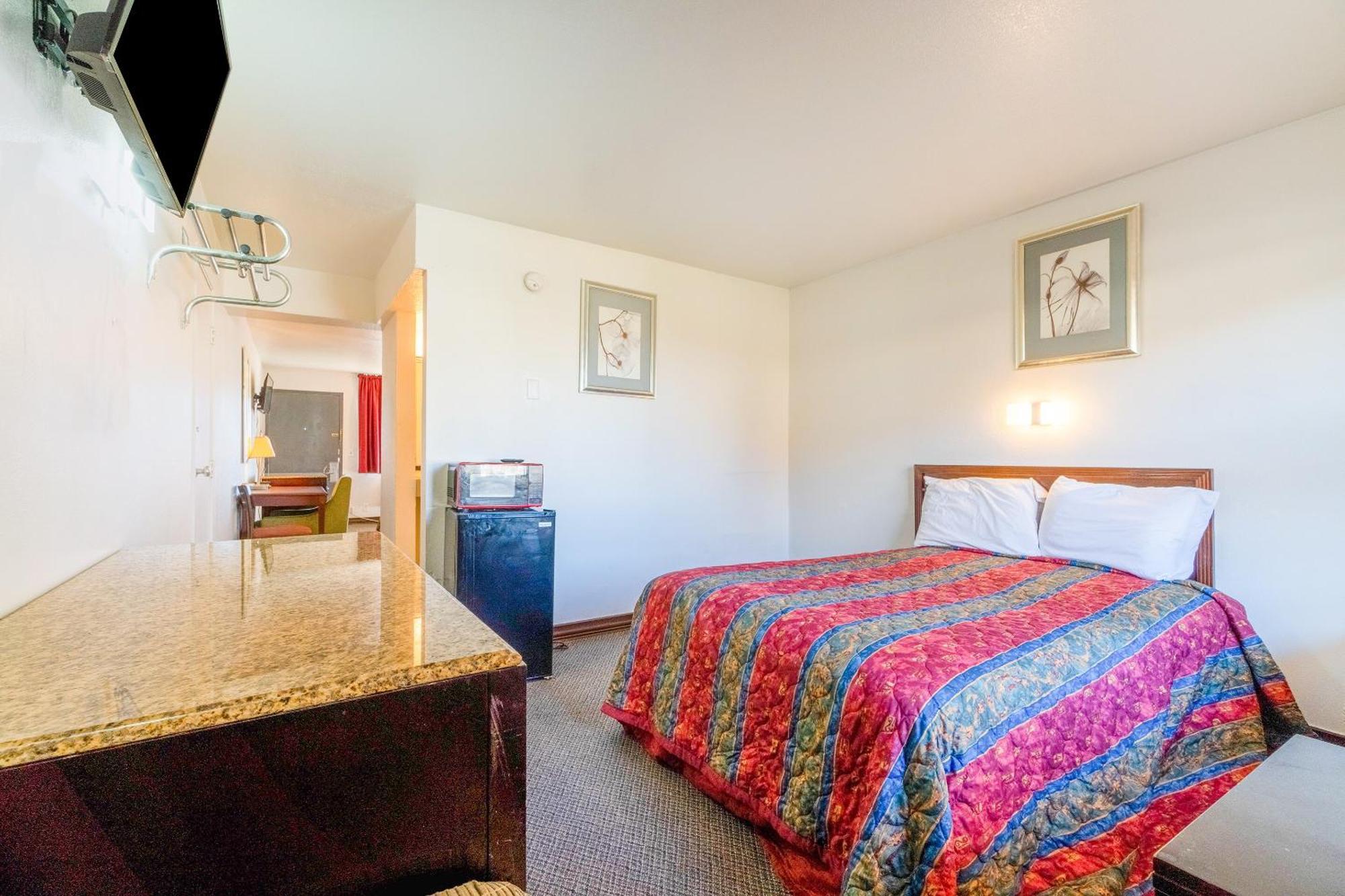Castle Inn & Suites By Oyo Chickasha Exterior photo