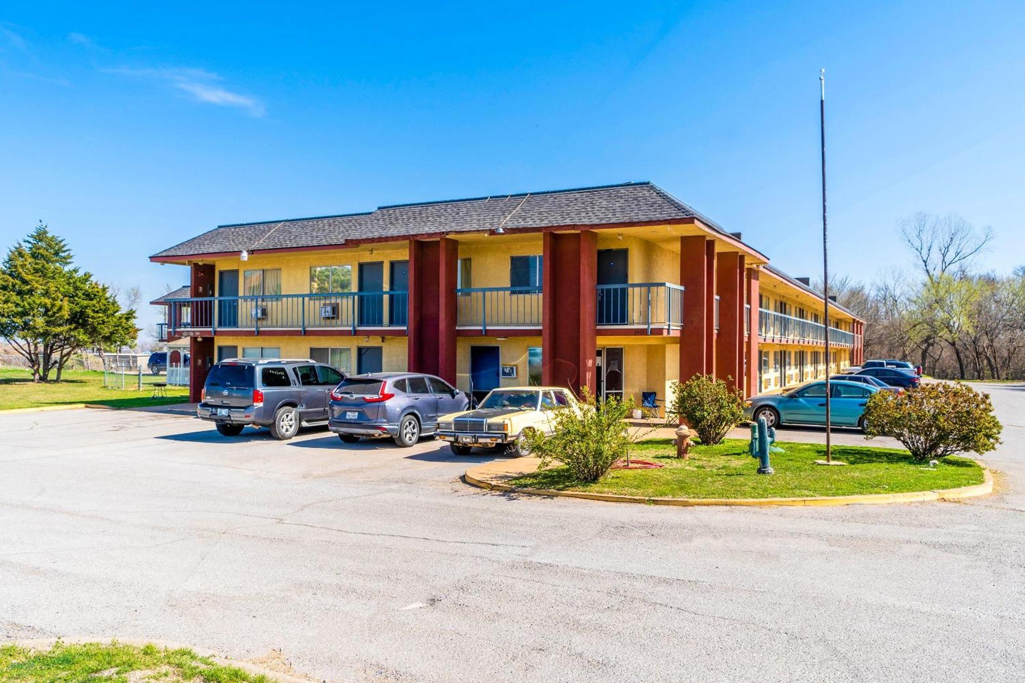 Castle Inn & Suites By Oyo Chickasha Exterior photo