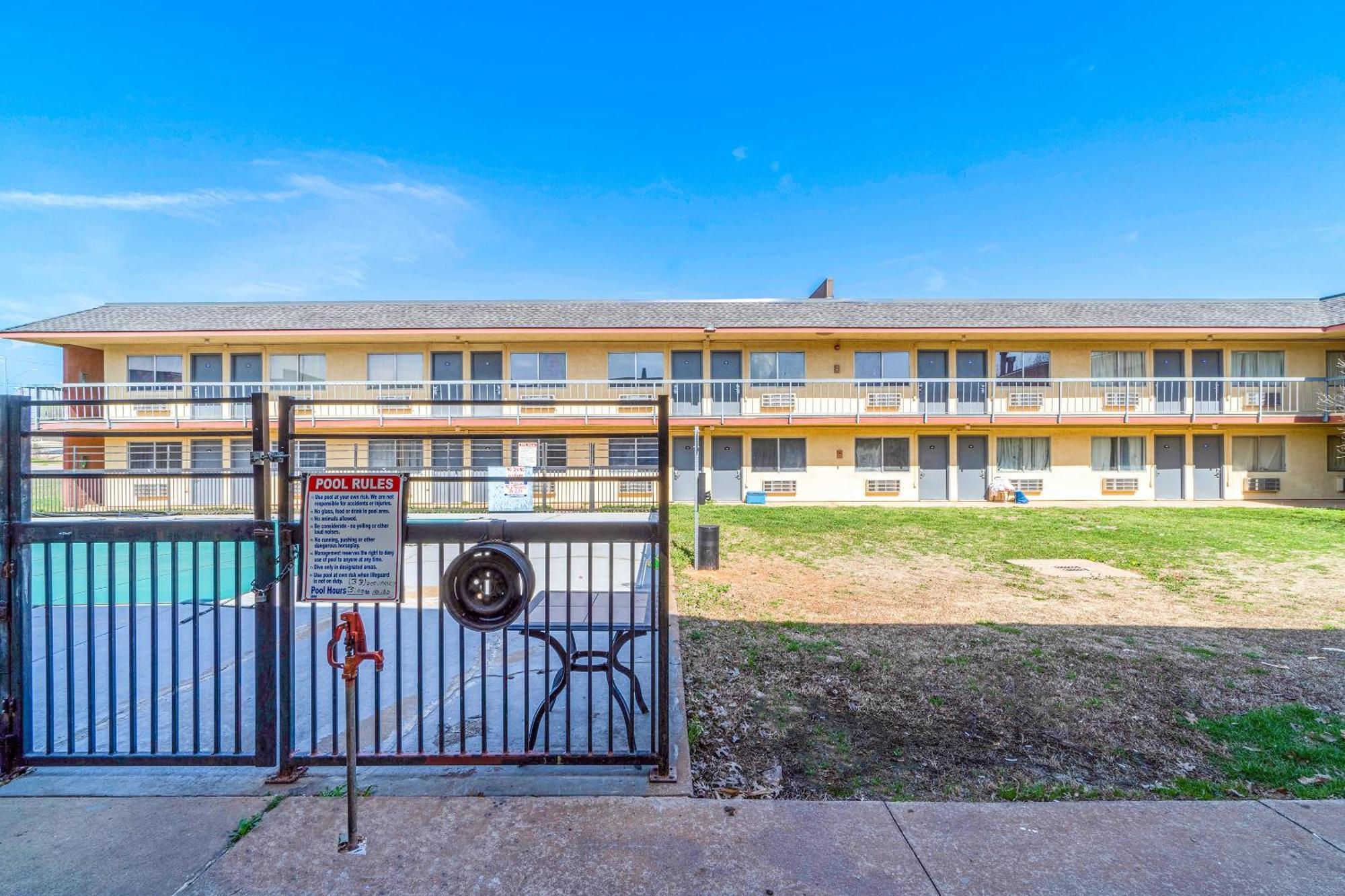 Castle Inn & Suites By Oyo Chickasha Exterior photo