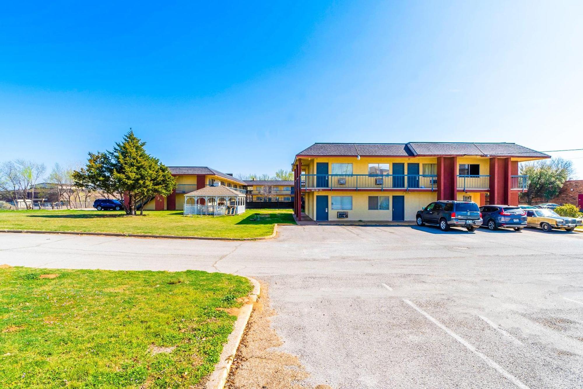 Castle Inn & Suites By Oyo Chickasha Exterior photo