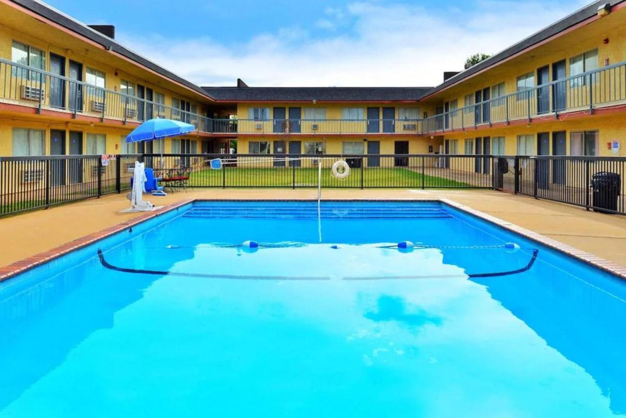 Castle Inn & Suites By Oyo Chickasha Exterior photo